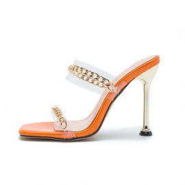 كعب نسائي شفاف مزين بسلسلة