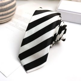 ربطة عنق مخططة أنيقة بتصميم كلاسيكي يناسب الإطلالات الرسمية