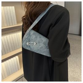 شنطة نسائي صغيره الحجم مزينه بدبوس 