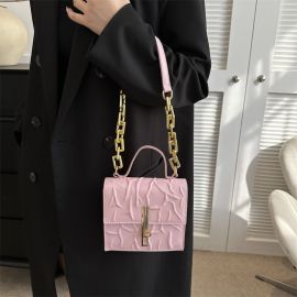 حقيبة صغيرة مربعة الشكل بتصميم قفل عصري