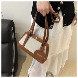 حقيبة كتف نسائية بمزيج من القماش والجلد