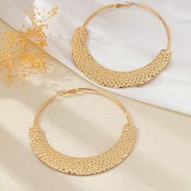 اقراط نسائيه ذهبيه بنمط دائري