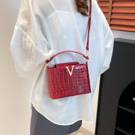 حقيبة نسائية بتصميم عصري