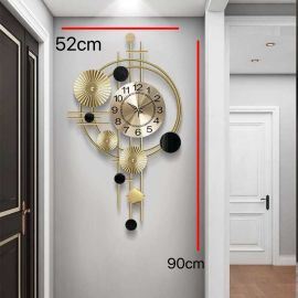 ساعة حائط ذهبية بتصميم خطوط هندسية ودوائر بارزة