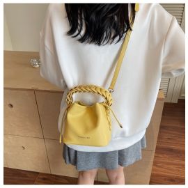 حقيبة نسائي بتصميم مسكة يد مضفره