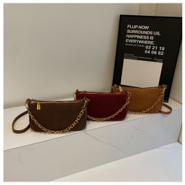 حقيبة نسائية بتصميم حزام  بسلسلة ذهبية.