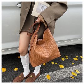 شنطة كتف نسائي بحجم كبير