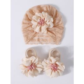 طقم قبعة وجوارب من الدانتيل المزهر لحديثي الولادة 