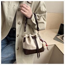 شنطة نسائي مزينه برباط 