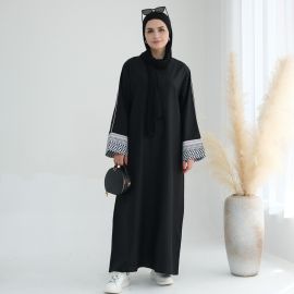 عباية نسائية باكمام مزينة بنقشة 
