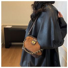 شنطة نسائي مزينه بسلسلة 