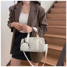 شنطة نسائي ذات سعه مع محفظه دائرية صغيره الحجم 