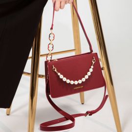 حقيبة كتف حمراء صغيرة مزينة بالؤلؤ للسيدات 