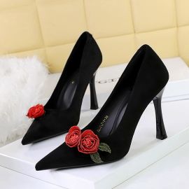 حذاء نسائي أسود من المخمل الناعم مطرز بالورد الأحمر راقي وانيق