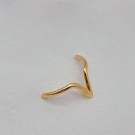 مشبك انف نسائي على شكل حرفVزينة انف بسيطة باللون الذهبي