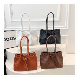 شنطة نسائي جلدية مزينه بحزام 