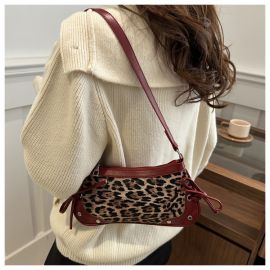 شنطة يد نسائي بنمط نمري