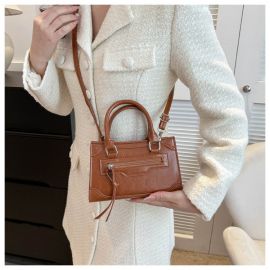 شنطة يد نسائي بجيب خارجي