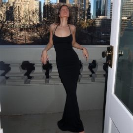 فستان نسائي طويل ناعم برباط على الرقبه