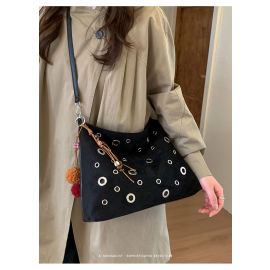 شنطة يد نسائية مرصعة بالمسامير الدائريه