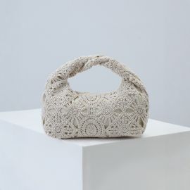 شنطة يد نسائية بتصميم حياكة