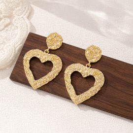 اقراط نسائي عل شكل  قلب بانماط متعدده