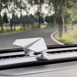 زينة على شكل طائره ورقية مثبتة على سيارة