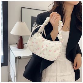 شنطة نسائي بيضاء مزينه برسومات ناعمة