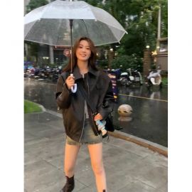 جاكت جلدي قصير وفضفاض بتصميم يتميز بأزرار كبس، وخصر مطاطي، وأكمام منفوخة مع سحاب عند الأطراف