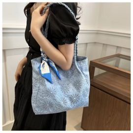 شنطة كتف للنساء منقوشه