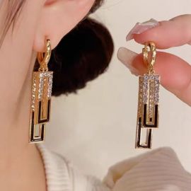 أقراط مرصعة بالألماس بتصميم هندسي