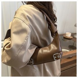 شنطة نسائيه عصريه مزينه باحزمه جانبيه