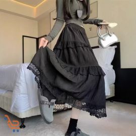 تنورة طويلة ورفيعة بحواف من الدانتيل 