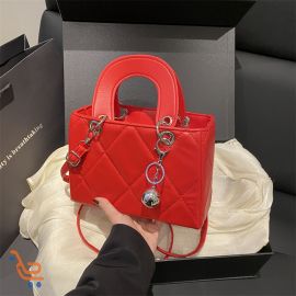 شنطه نسائي مربعه الشكل ذات تصميم عصري