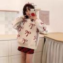 كنزة صوفية منقوشة بفيونكات ومطرزة بلؤلؤ للنساء