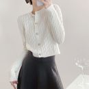 معطف شتوي قصير يصل للخصر بأكمام طويلة وأزرار أمامية للسيدات