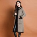 سترة متوسطة ​​الطول وبغطاء للرأس وبأجياب أمامية للنساء