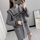 معطف متوسط ​​الطول بتصميم كاروهات 