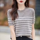 تيشيرت نسائي بموديل مخطط